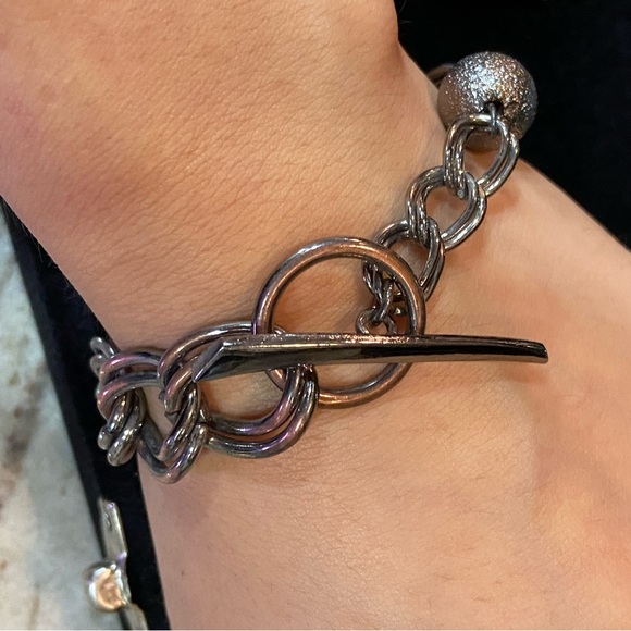 Chunky Curve Link Toggle Bracelet - Picture 4 of 7